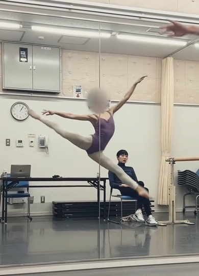 完璧なフォームのジャンプを見せる生徒