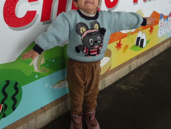 ぽろりのセーターを着る5歳息子