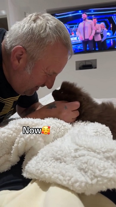 娘が連れてきた子犬にデレデレなパパ