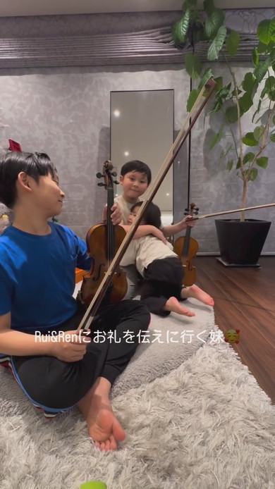 兄にお礼のハグをする妹