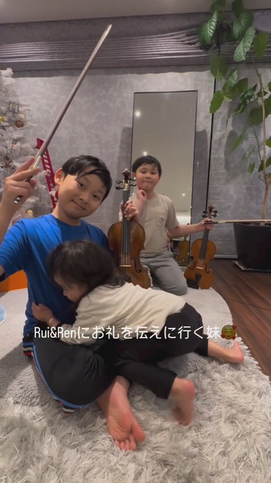 兄にお礼のハグをする妹