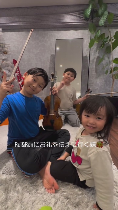 笑顔の兄2人と妹