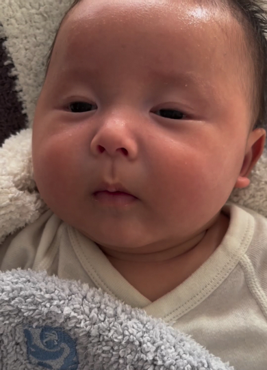 なんだか眠そうな赤ちゃん