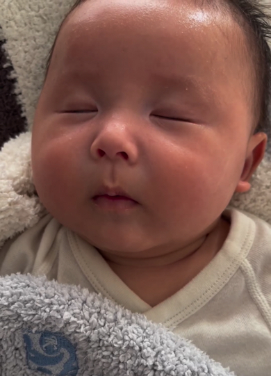 赤ちゃんは目をつむり夢の中へ