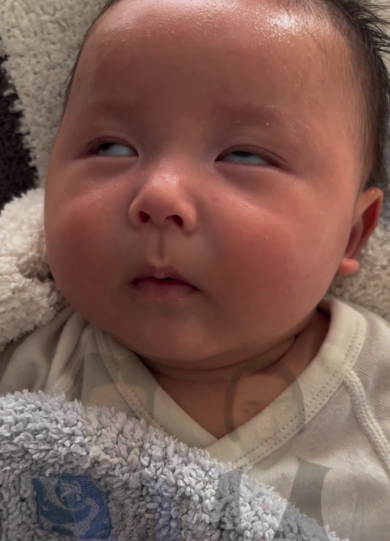 突然白目をむく赤ちゃん