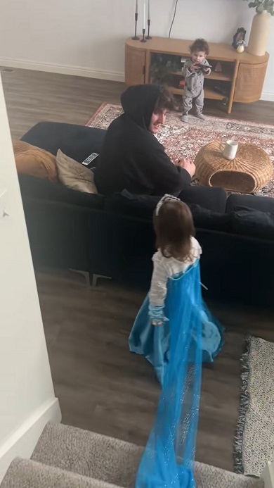 おめかしした娘のドレス姿を称賛する父親