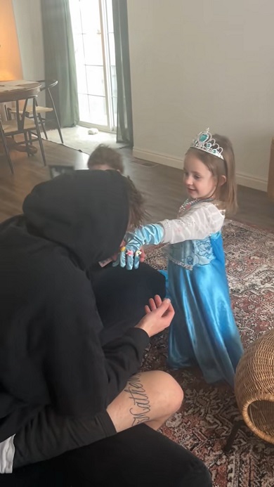 おめかしした娘のドレス姿を称賛する父親