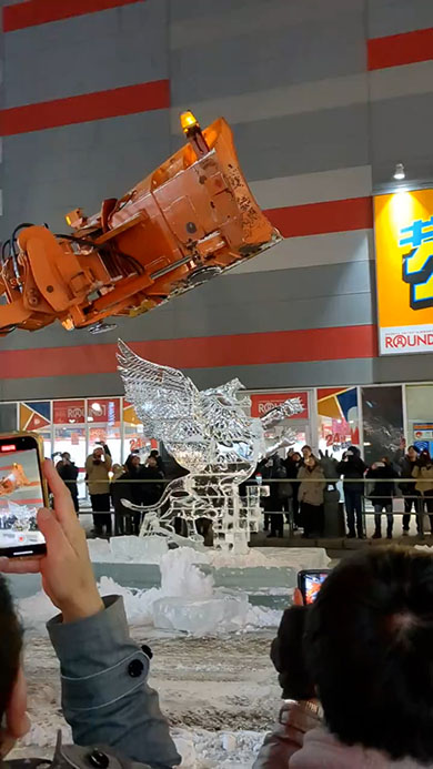さっぽろ雪まつりの氷像解体風景（ブルドーザーが氷像を壊そうとするところ）