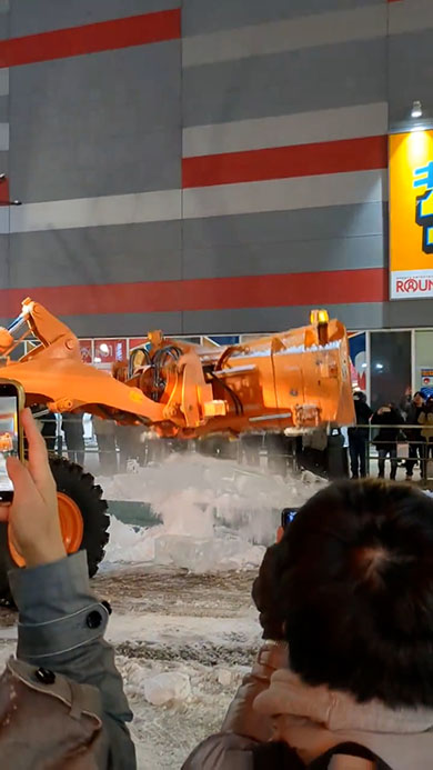 さっぽろ雪まつりの氷像解体風景（ブルドーザーが氷像を壊したところ）