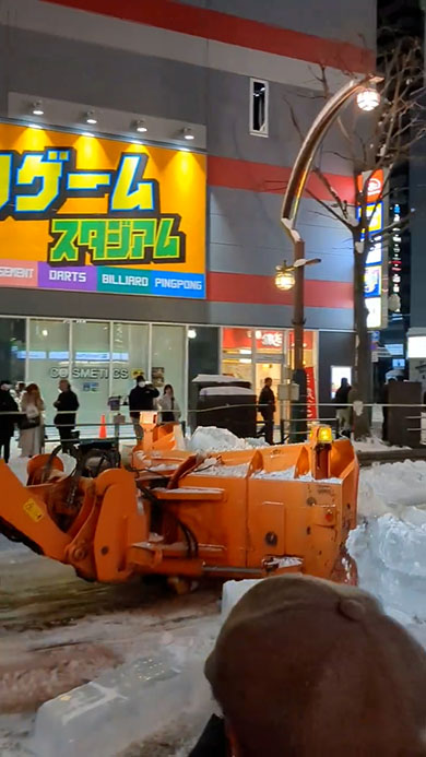 さっぽろ雪まつりの氷像解体風景（ブルドーザーが前進して氷像を壊したところ）
