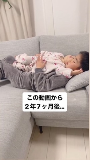 妹を寝かしつける男の子