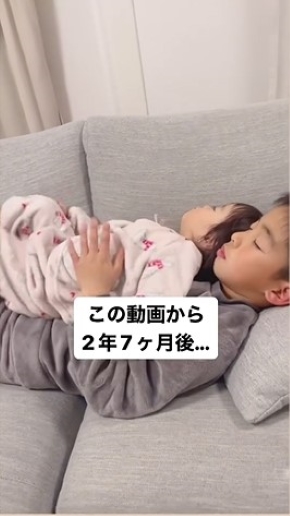 妹を寝かしつける男の子