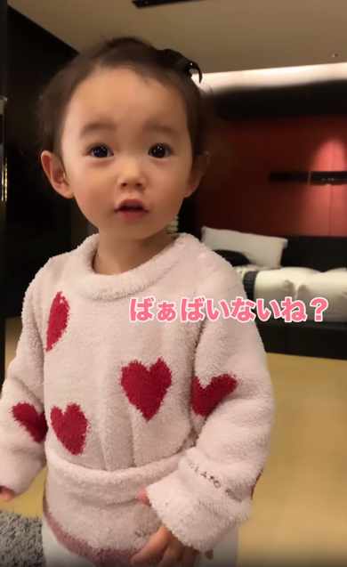 おばあちゃんを探す2歳の女の子