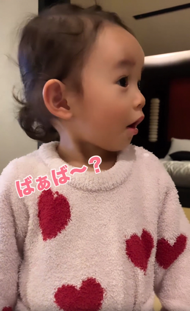 おばあちゃんを探し続ける2歳の女の子