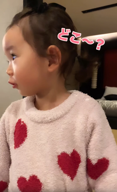 おばあちゃんを探し続ける2歳の女の子