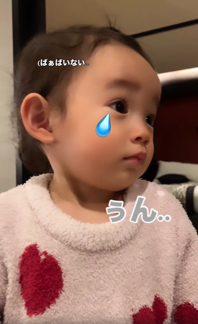 寂しそうに返事をする2歳の女の子