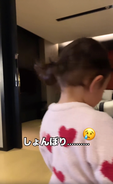 しょんぼりカメラに背を向ける2歳の女の子