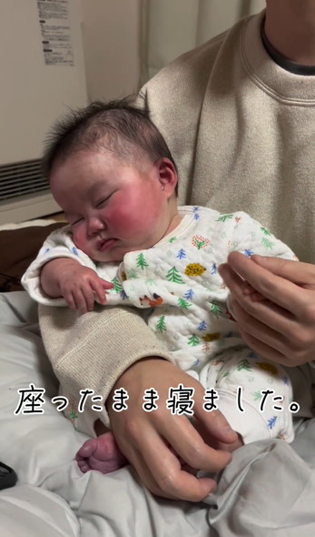 手を握ると寝る赤ちゃん