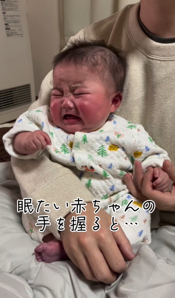 手を握ると寝る赤ちゃん