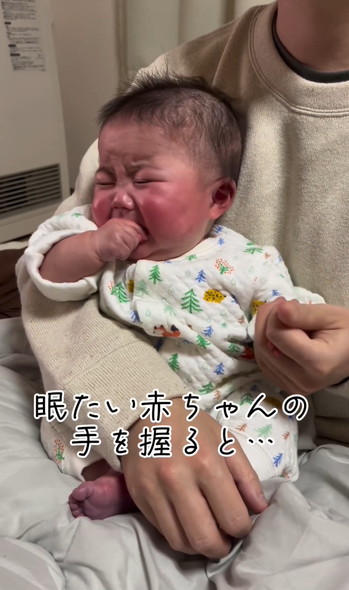 手を握ると寝る赤ちゃん