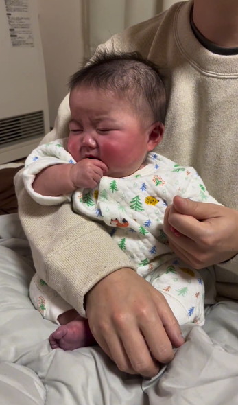 手を握ると寝る赤ちゃん