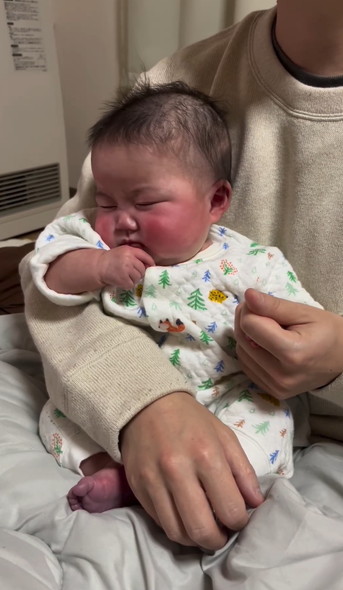 手を握ると寝る赤ちゃん