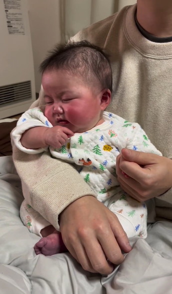 手を握ると寝る赤ちゃん