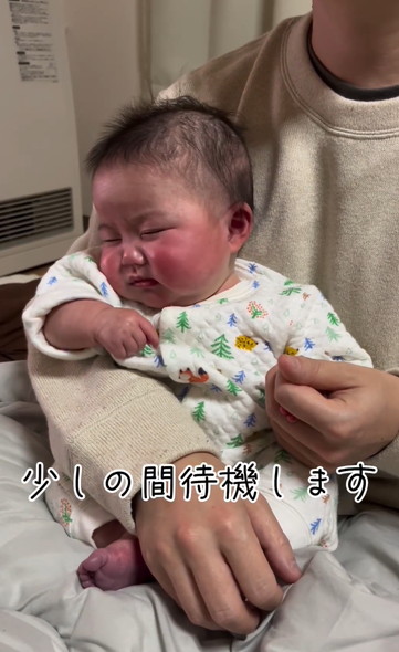 手を握ると寝る赤ちゃん