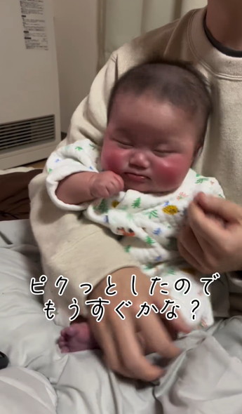 手を握ると寝る赤ちゃん
