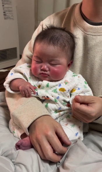 手を握ると寝る赤ちゃん