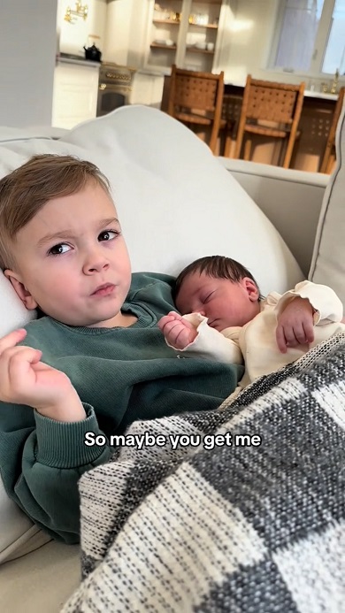 赤ちゃんである妹から離れたくないお兄ちゃん