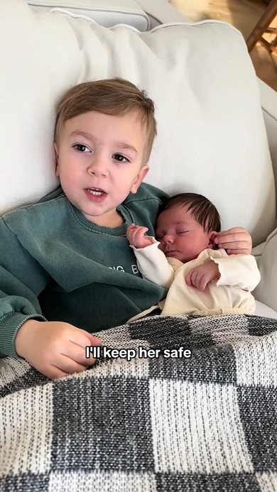 赤ちゃんである妹から離れたくないお兄ちゃん