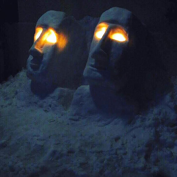 モアイの雪像（夜）