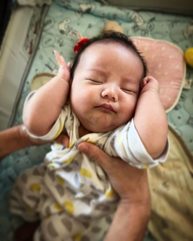 眠気と葛藤する赤ちゃん