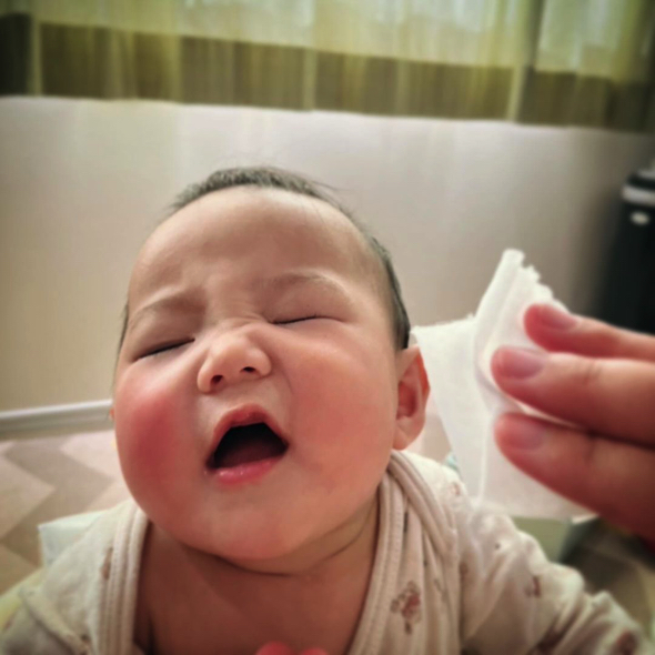 嫌そうな表情の赤ちゃん