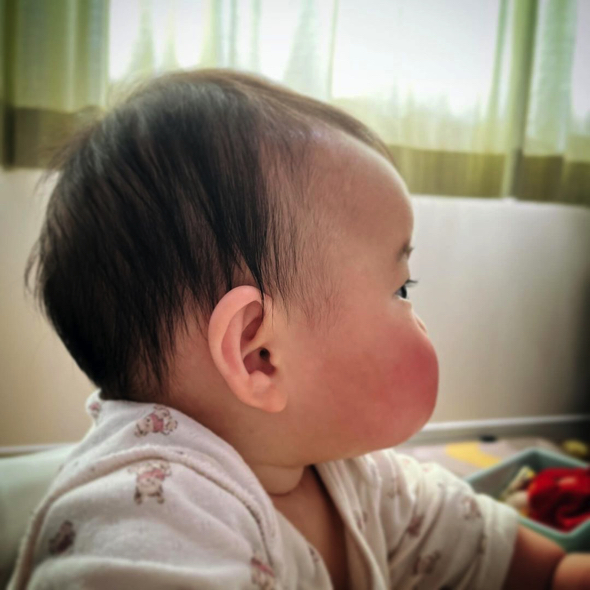 ぷくぷくほっぺの赤ちゃん