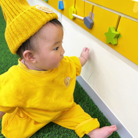 おしゃれしてお出かけする赤ちゃん