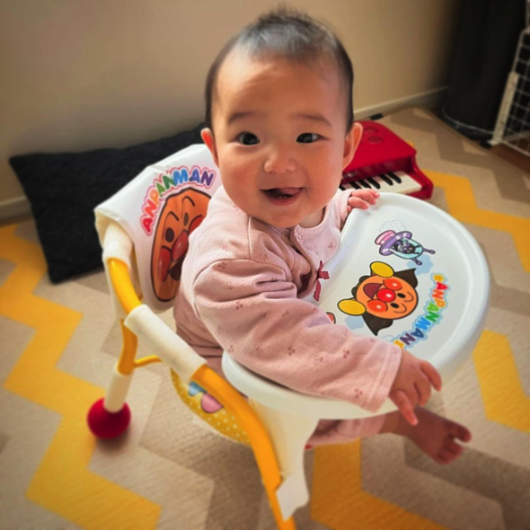 新しい椅子とテーブルに笑顔の赤ちゃん
