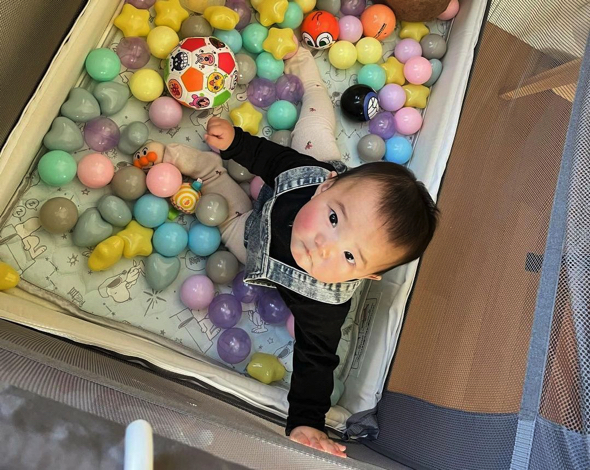 ベビーサークルで遊ぶ赤ちゃん