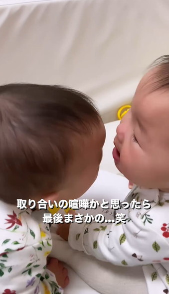 絵本取り合う双子赤ちゃん