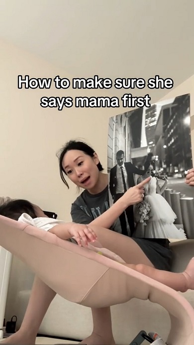 赤ちゃんにママと言わせるべく写真を使って教育する母親