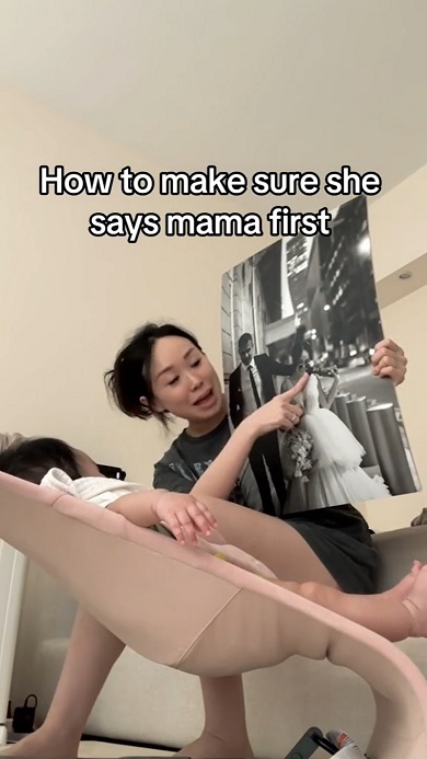 赤ちゃんにママと言わせるべく写真を使って教育する母親