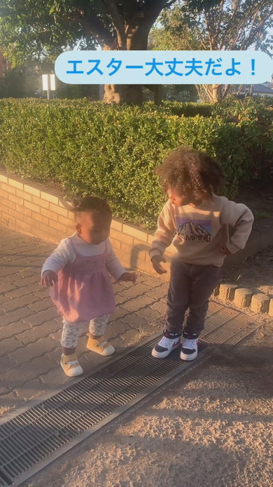 側溝を怖がる妹と安心させるお兄ちゃん