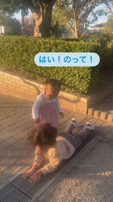 側溝で腹ばいになるお兄ちゃん