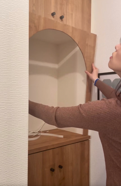 作ったアーチを玄関棚に取り付けます