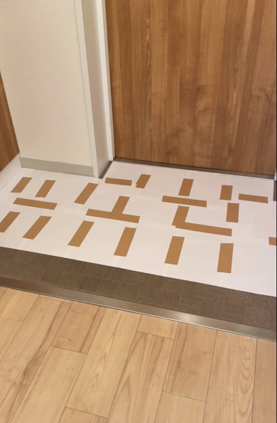 コピー用紙などで床の型紙をとります