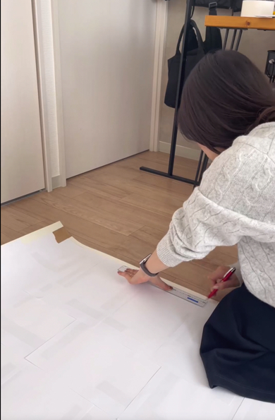 型紙に合わせてクッションフロアをカット