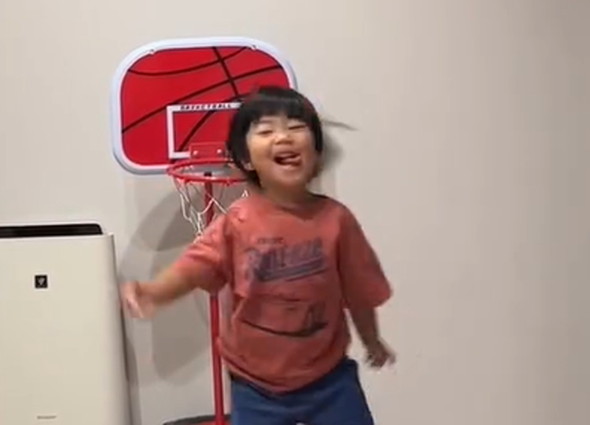 バスケする男の子