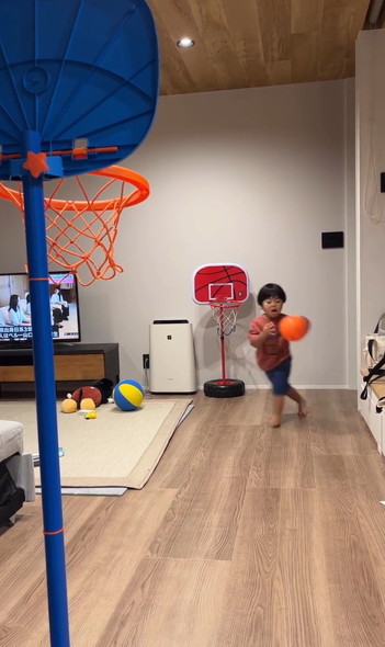 バスケする男の子