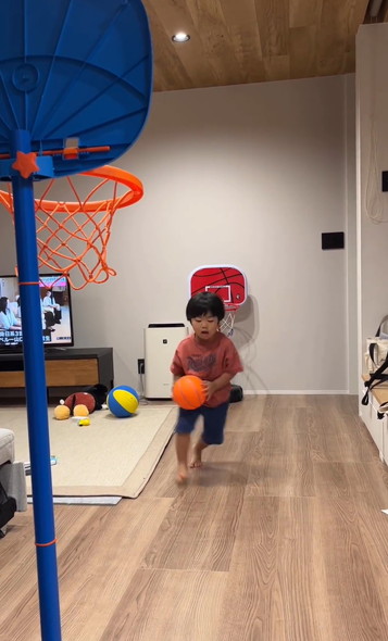 バスケする男の子